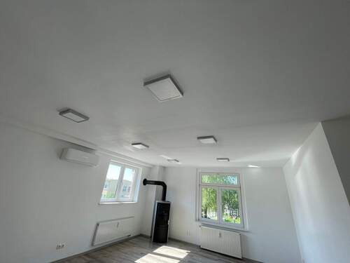 Wohnzimmer mit moderner Deckenbeleuchtung.jpg - 