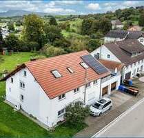 Tolles 2-Fam-Haus mit großzügigem Grundstück, Doppel-Garage, Wärmepumpe und Solar! Ideale und ruhige Lage! - Tengen / Büßlingen