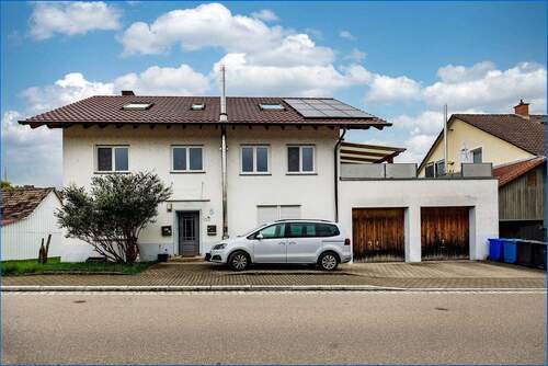 Ansicht mit Garagen - 