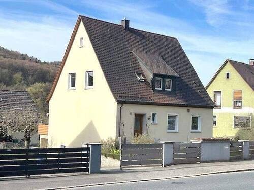 Eingangseite - Einfamilienhaus mit 160,00 m&sup2; in Pommelsbrunn zum Kaufen