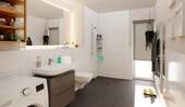 Badezimmer mit bodengleicher Dusche - 
