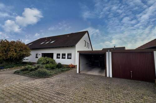 Außenansicht Eingang mit Garagen - 7 Zimmer Einfamilienhaus zum Kaufen in Petersaurach