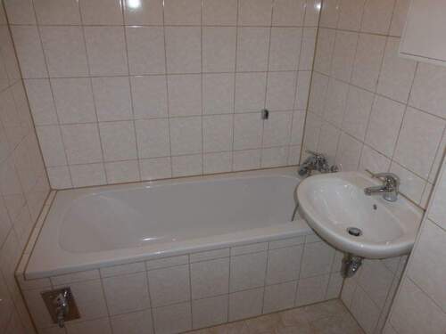 Bad mit Badewanne - 