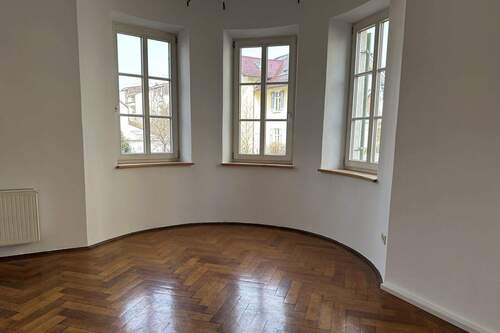 Wohnbereich mit Erker - 4-Zimmer-Mietwohnung in Landsberg am Lech