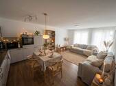 Wohnzimmer/Küche Beispielvisualisierung - Einziehen & wohlfühlen - moderne Erdgeschosswohnung mit Balkon und Küche
