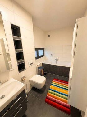 OG Bad WC und Badewanne - 