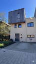 Haus Front und Stellplätze - Modernes und energieeffizientes Stadthaus im Wohnpark Ebenberg mit Dachterrasse & Garten