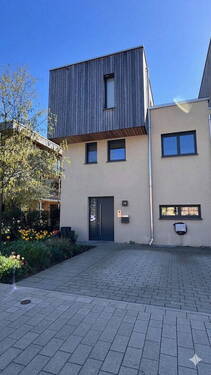Haus Front und Stellplätze - Modernes und energieeffizientes Stadthaus im Wohnpark Ebenberg mit Dachterrasse & Garten