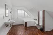 Bad mit Wanne OG 10,36 m² - 