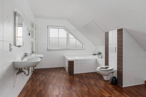 Bad mit Wanne OG 10,36 m² - 