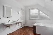 Bad mit Wanne OG 10,36 m² - 