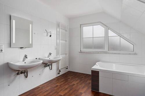 Bad mit Wanne OG 10,36 m² - 