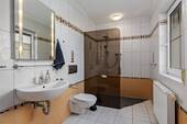 Bad mit Dusche 5,95 m² - 5 Zimmer Einfamilienhaus in Schwarme