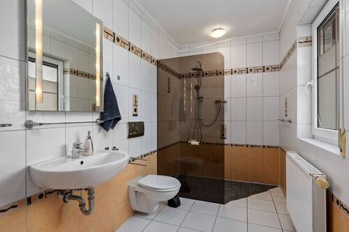 Bad mit Dusche 5,95 m² - 5 Zimmer Einfamilienhaus in Schwarme