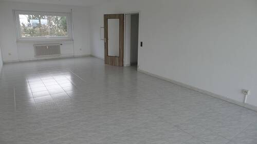 geräumiges Wohnzimmer mit Loggia - 