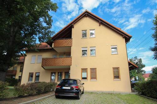 Haus mit WE im OG und Balkon - +Frei und sofort einziehen: 3-Zimmer Eigentumswohnung mit Balkon und Stellplatz in naturnaher Lage+