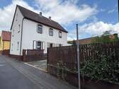 Straßenansicht - Einfamilienhaus mit Nebengebäuden