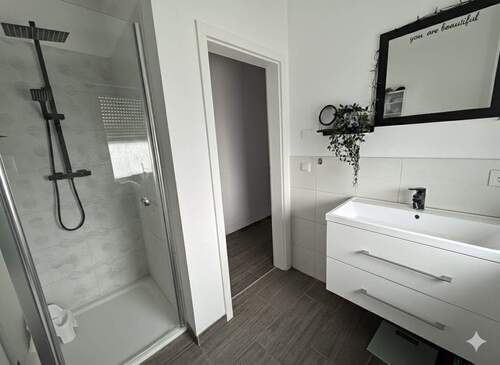 Gäste-Badezimmer mit Dusche - 