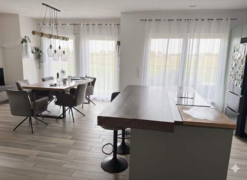 Essbereich und Küche mit Kochinsel - 