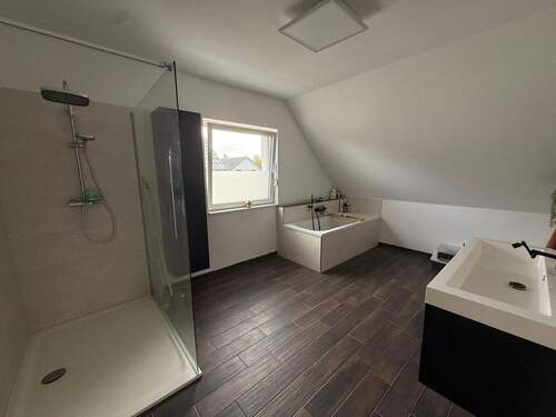 Badezimmer im Dachgeschoss mit Dusche und Badewanne - 