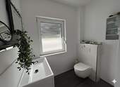 Gäste-Badezimmer im Erdgeschoss mit Dusche - 