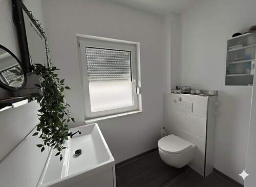 Gäste-Badezimmer im Erdgeschoss mit Dusche - 