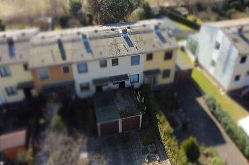 Luftbild Fassade und Dach - Charmantes Reihenmittelhaus mit Keller, Garage und Garten in ruhiger Sackgasse von MariendorfBritz
