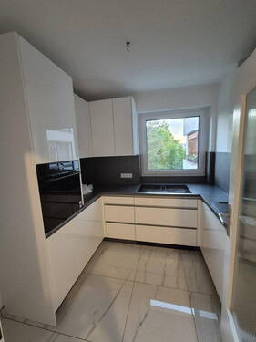 Bild 1 - TOP HELLE 2,5-ZIMMER WOHNUNG INKL EINBAUKÜCHE!!!