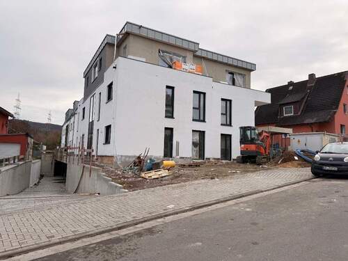 Straßenansicht Haus West - *** NEUBAU - ERSTBEZUG * EXKLUSIVE GARTENWOHNUNG IN KLEINER WOHNEINHEIT (WHG. 2) ***