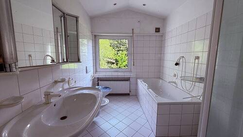 Bad mit Dusche und Wanne - 