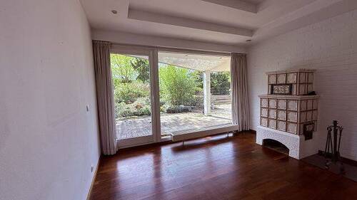 Kaminzimmer mit Kachelofen - 7 Zimmer Einfamilienhaus in Erftstadt