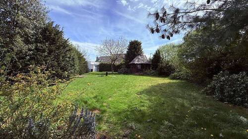 Blick zu Gartenhaus und Garage - 