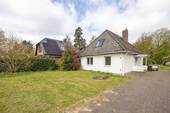 Ansicht von der Straße - 'Großzügiges Grundstück, modernes Inneres - Ihr neues Zuhause mit maximalem Freiraum.'