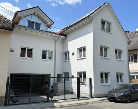 Vorderansicht Wohnhaus - Drei Wohnungen , viele Möglichkeiten