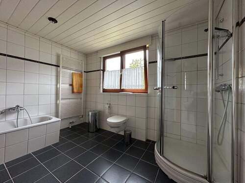 Badezimmer im Dachgeschoss - 