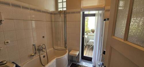 Bad mit Wanne und Dusche - 