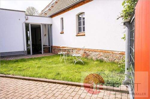 rückwärtige Zufahrt und kleiner Pausenplatz - 