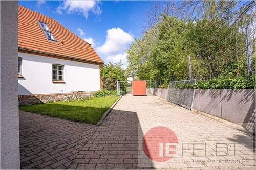 rückwärtige Zufahrt und kleiner Pausenplatz - 