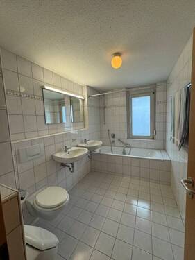 Bad mit Wanne u. WC - 