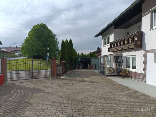 Hofansicht - 8 Zimmer Mehrfamilienhaus, Wohnhaus zum Kaufen in Geiersthal-Geiersthal