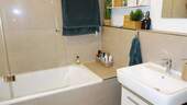 Modernes Bad mit Wanne - 