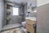 Badezimmer 1. OG - 6 Zimmer Mehrfamilienhaus, Wohnhaus in Velbert