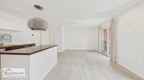 offener Wohn-/Essbereich mit Küche und Zugang zum Balkon - SOFORT BEZUGSFERTIG! 5 MIN. BIS L-REMICH: 65 M² WOHNUNG MIT GARAGE!