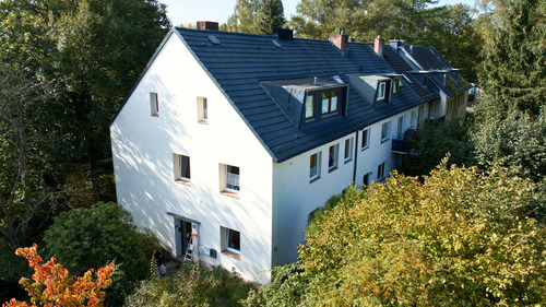 Hausansicht - Investieren in Hamburg: Modernisiertes Mehrfamilienhaus in Sasel