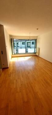 Wohnzimmer - Balkon Atrium.jpg - achgeschoss-Wohnung mit 2 ½ Zimmer auf 80 m² mit Laubengang Atrium in der Postgasse mit Aufzug & Tiefgaragenstellplätze in der Innenstadt