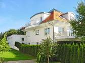 Hausansicht mit Garten und Balkonen - Wohnen, Arbeiten, Vermieten - vielseitiges Einfamilienhaus mit Einliegerwohnung in Bestlage