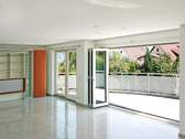 Luftiges Ambiente im Wohnbereich mit Zugang zum sonnigen Balkon mit Gartenblick - 6 Zimmer Einfamilienhaus in Filderstadt-Harthausen
