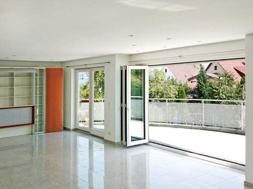 Luftiges Ambiente im Wohnbereich mit Zugang zum sonnigen Balkon mit Gartenblick - 6 Zimmer Einfamilienhaus in Filderstadt-Harthausen