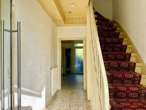 Eingang / Treppe ins OG - 