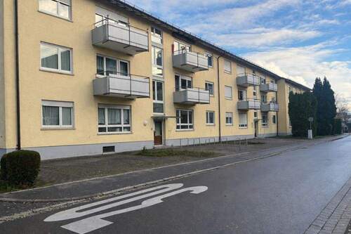 Aussenansicht - Charmante 3,5 Zimmer Hochparterre-Wohnung mit Balkon